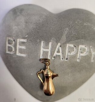 Zlatý přívěšek konvička