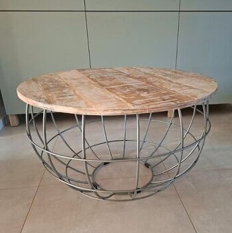 Konferenční kulatý stůl s masivní dřevěnou deskou