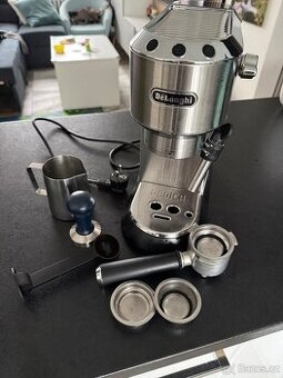 De’Longhi Dedica EC685 Pákový kávovar