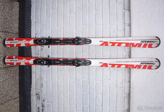Málo jeté carvingové lyže 166 cm Atomic, bezvadný stav.