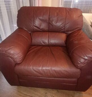 Hnědé kožené křeslo