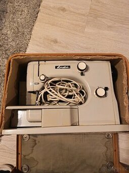 Starý kufříkový šicí stroj Lada T136