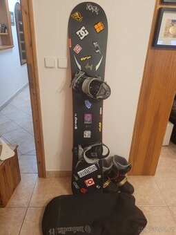 Prodám kvalitní set. Snowboard,boty a vak
