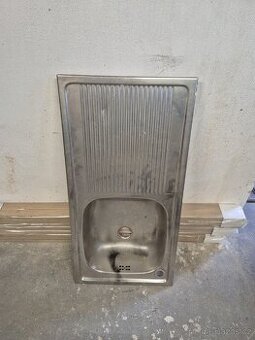 Nerezový kuchyňský dřez