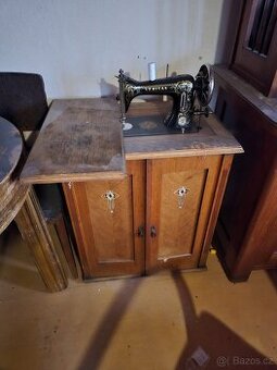 Šicí stroj stary