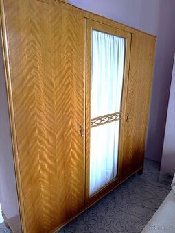 Starožitná šatní skříň – masiv, dýha, pěkný stav