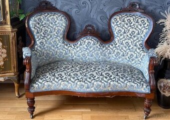 Starozitna pohovka ve stylu empir