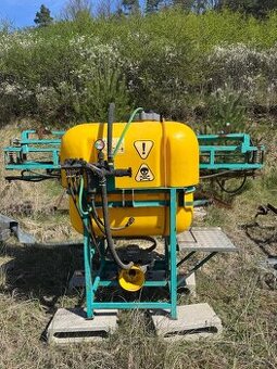 Nesený postřikovač