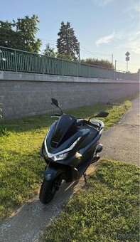 Honda PCX 125 2025 stříbrný