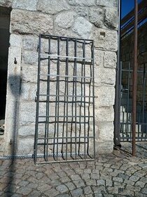 Ocelová mříž před vstupní dveře