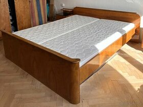 Dřevěná postel s novými polohovatelnými rošty a matracemi