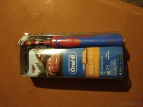 Elektrický zubní kartáček Oral-B motiv Cars
