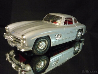 Mercedes Benz 300 SL stříbrný Bburago 1/18