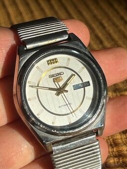 Seiko 5 – Bílé ciferník se zlatými indexy – Plně funkční