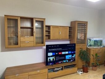 Obývací stěna s konferenčním stolem.