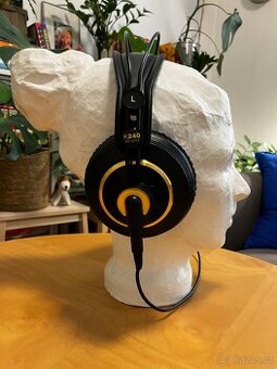 AKG K240