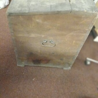 Dřevěná truhla na obilí.