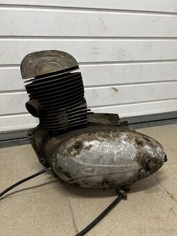 Motor Jawa 250 kývačka