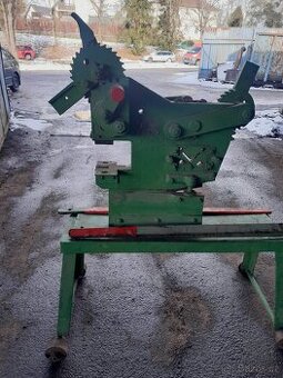 Pákové nůžky s lisem