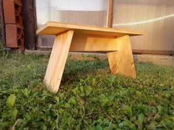 Minimalistická dřevěná stolička