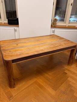 Dřevěný stůl s ozdobným lemováním