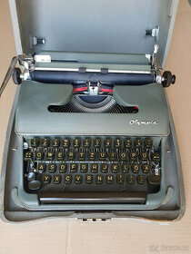 Starý psací stroj Olympia a Erika