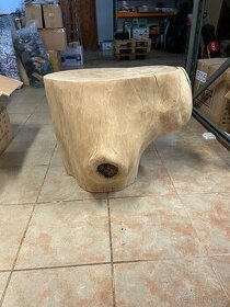 Masivní dřevěný stolek, špalek