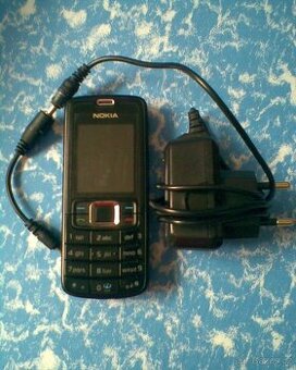Funkční mobilní telefon Nokia 3130