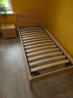 Postel s roštem 90×200 a nočním stolkem