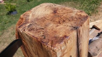 Historické trámy z roku 1820 – ručně tesané, 8 ks, 4 m