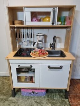 IKEA kuchyňka s bohatým vybavením