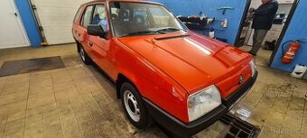 Skoda favorit forman červený