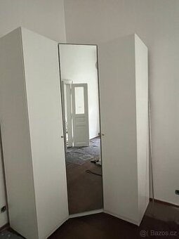 Rohová šatní skříň IKEA PAX se zrcadlem