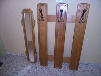 dřevěný věšák se zrcadlem