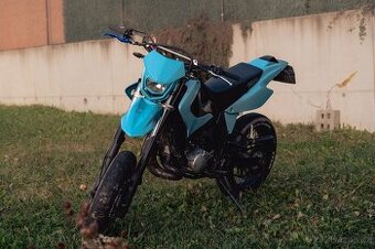Yamaha DT 125 X – tyrkysová bestie, otevřená na 18 kW (A1)