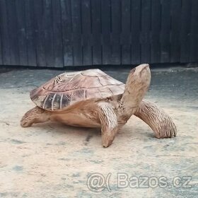 Zahradní dekorace želva motorovou pilou