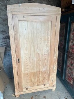 Starožitná skříň masivní