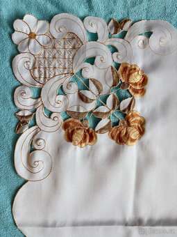 Dva velké ubrusy s výšivkou 128 x 175 cm - 2 ks