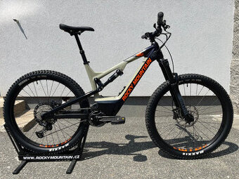 Karbonové elektrokolo velikost M, jako nové