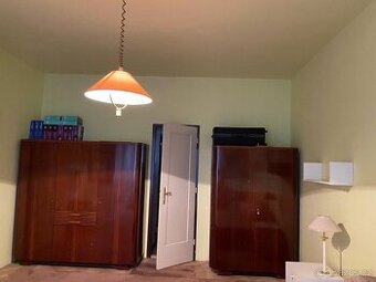 Retro šatní skříň – masiv/dýha, 50.–60. léta