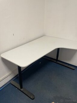 Bílý rohový psací stůl natavitelná výška
