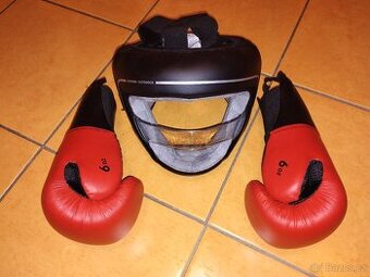 Dětské boxerské rukavice a boxerská helma