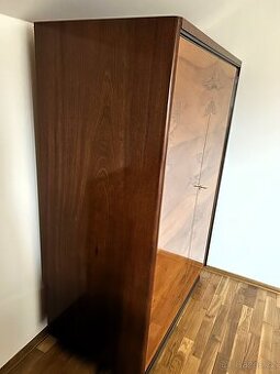 šatní skříň 30.-40.léta, masiv-dýha leštěný ořech