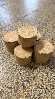 Brikety dřevěné z tvrdého dřeva 7 Kč/kg