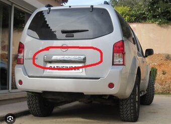 Nissan Pathfinder R51 : Lišta dveří kufru 90810EB50B