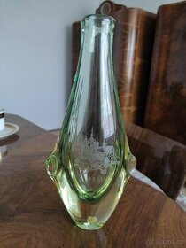 Váza z hutního skla ŽBS - Miloslav Klinger s rytinou Praha