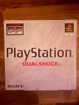 PlayStation 1 s krabicí a hrama