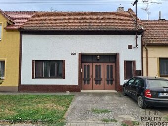 Prodej rodinného domu 4+1 se zahradou v Louce - 1