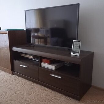 Stolek pod TV