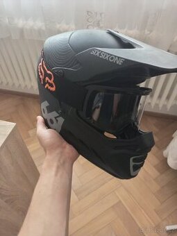 Integrální helma s brýlemi